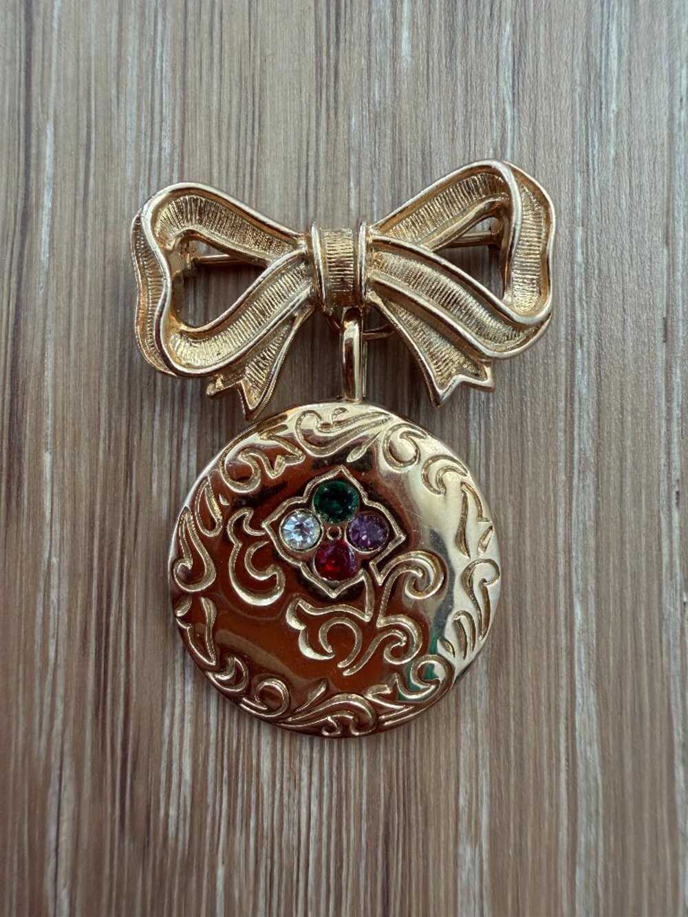 Vintage Avon Brooch Pin 1984 Gold tone Jewelry Christmas Victorian Regard Bow